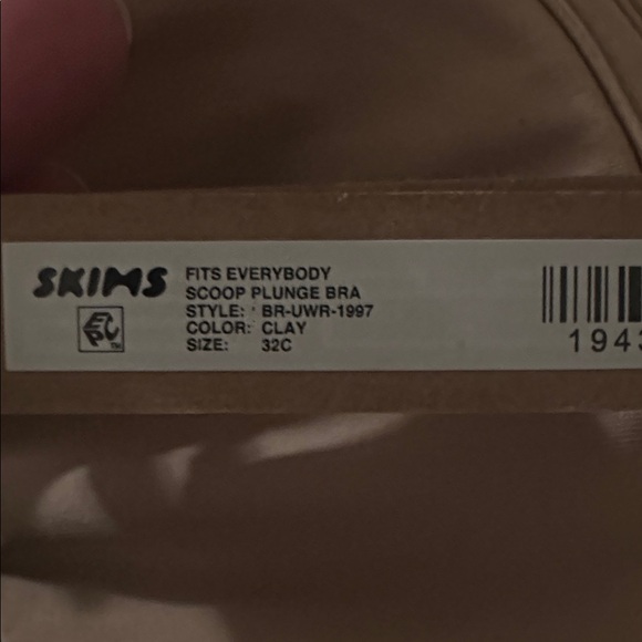 Skims Everybody Scoop Plunge Bra - Picture 4 of 9
